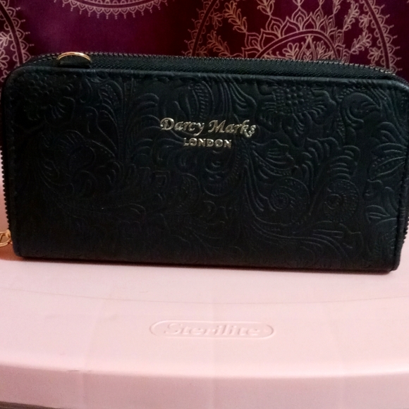 Darcy Marks crossbody wallet w/strap - Picture 1 of 1
